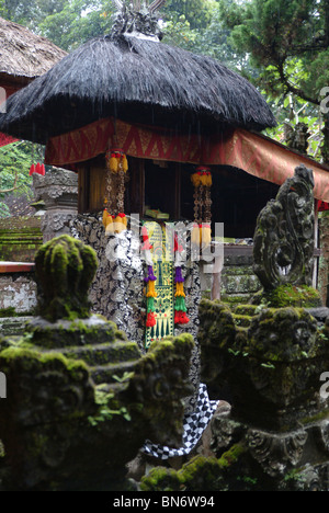 In den hinduistischen heiligen Ferien Galungan, auf der Insel Bali sind Tempel mit Stoff und Angebote dekoriert. Stockfoto