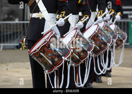 Schlagzeuger der Band HM Royal Marines Schottlands durchführen schlagen Retreat im Armed Forces Day 2010 in Bangor County Down Stockfoto