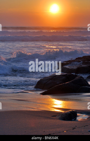 Sonnenuntergang Wellen an der Sennen, England Stockfoto