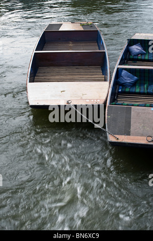 Stocherkähne vertäut am Fluss Cam, Cambridge UK, in der Nähe von schneller fließendes Wasser. Wasser leicht verschwommen mit Verwendung von langsamen Verschlusszeit. Stockfoto