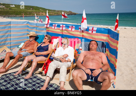 Welt Cup England Fans Sonnenbaden am Strand von St. Ives, Cornwall, UK. Stockfoto