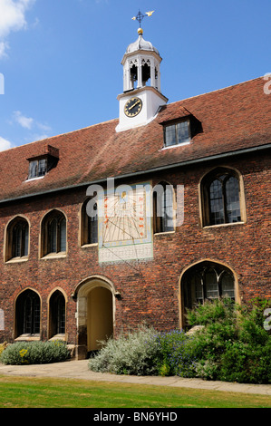 Sonnenuhr am alten Hof am Queens College, Cambridge, England UK Stockfoto