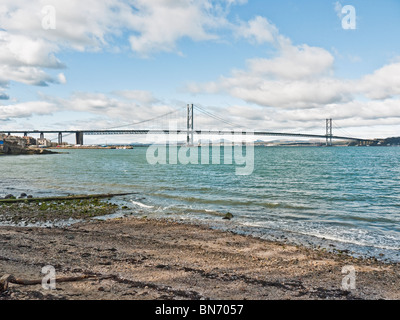 Strand und Forth Road bridge, South Queensferry, Edinburgh, Scotland, UK Stockfoto