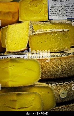 Eine Vielzahl von Käsesorten der Borough Market in London Stockfoto