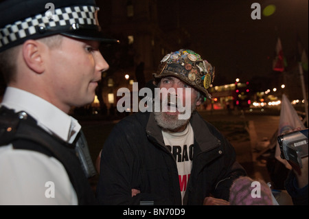 Polizisten verhaften Frieden Aktivist Brian Haw in Parliament Square, wo er seit 2001 protestiert hat Stockfoto