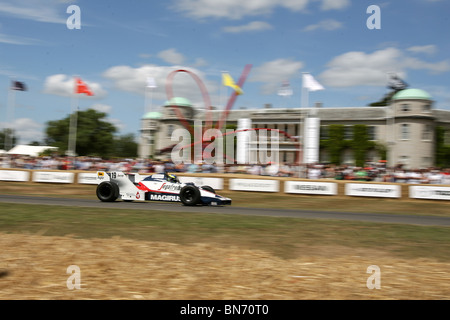 Bruno Senna fährt Ayrton Senna, seines Onkels F1 Toleman Autos auf dem Goodwood Festival of Speed 2010. Stockfoto