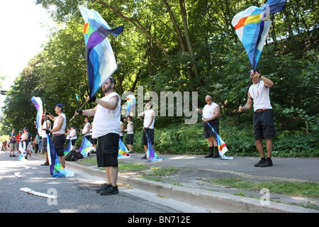 Performer waving Flag Probe Bürgersteig im freien Stockfoto