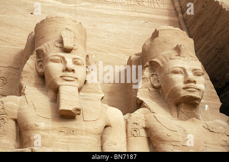 Altes Ägypten; Abu Simbel Tempel; Nahaufnahme der Köpfe zweier der Statuen von Ramses 2 am großen Tempel, Abu Simbel, Oberägypten Afrika Stockfoto