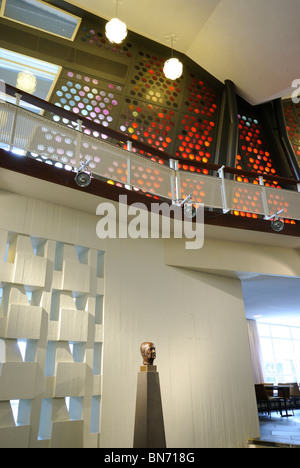 Innen- und Bronze-Büste des Architekten Hans Scharoun, Philharmonie, Tiergarten-Viertel, Berlin, Deutschland, Europa Stockfoto