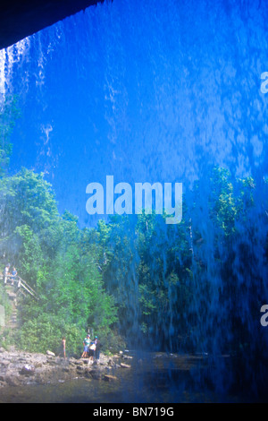 Besucher fotografiert durch Bridal Veil Falls, am Fluss Kagawong, Manitoulin Island, Ontario, Kanada Stockfoto