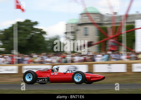 Sir John Surtees in einem historischen Grand Prix F1 Ferrari Auto treibt vorbei an Goodwood House auf der 2010 Goodwood Festival of Speed. Stockfoto