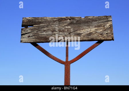 Alter Vintage Holzschild Signal leer Exemplar blauen Himmel Stockfoto