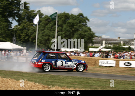 Französischer Rallye-Fahrer Jean Ragnotti führt eine perfekte 360 Spin wiederum vor der Goodwood House in seinem Renault 5 Gordini Turbo Stockfoto