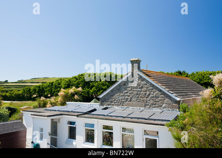 Elektrische Sonnenkollektoren auf dem Dach der Tresco und Bryher Grundschule, Isles of Scilly. Stockfoto