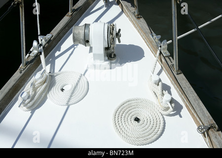 Segelboot weißen Bogen mit Poller und Spirale Seil vertäut am Hafen Stockfoto