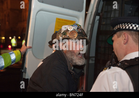 Polizisten verhaften Frieden Aktivist Brian Haw in Parliament Square, wo er seit 2001 protestiert hat & setzte ihn in van Stockfoto