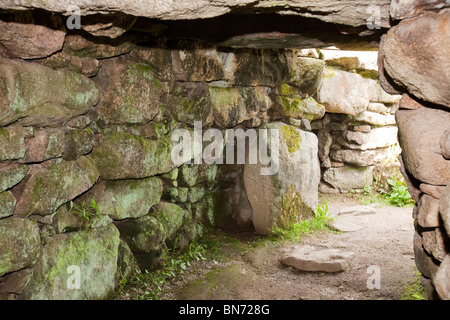 Die Foguo, einem alten unterirdischen Tunnel in vielen Eisenzeit Siedlungen wie hier bei Carn Euny gefunden Stockfoto