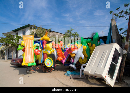Aufblasbares Strandspielzeug befestigt des Kreditors Karren auf eine kleine unbefestigte Straße in Los Ayala, Bundesstaat Nayarit, Pazifikküste der gespeicherten Stockfoto