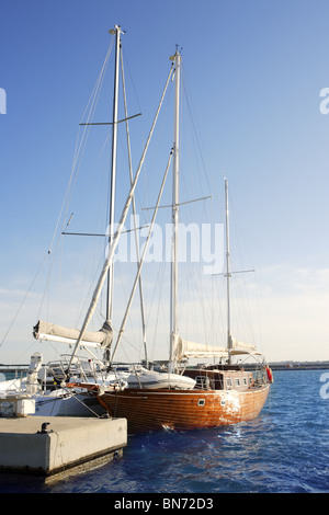 schöne hölzerne Segelschiff am blauen Meer Ozean Mittelmeer Stockfoto