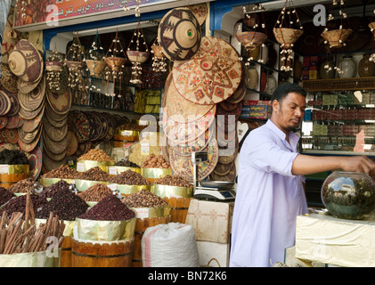 Ägyptischer Gewürzhändler in seinem Laden, dem Markt, Assuan, Oberägypten Afrika Stockfoto