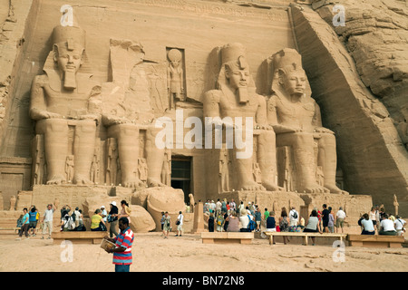 Massen von Touristen vor dem großen Tempel in Abu Simbel, Ägypten Stockfoto