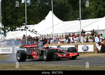 Chris Goodwin, Testen eines McLaren Fahrer nimmt der McLaren-Mercedes MP4-F1 beim Goodwood Festival of Speed Stockfoto