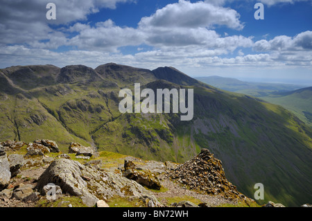 Ein Blick auf das Scafell massiv von Westmorland Cairn auf großen Giebel im Lake District Stockfoto