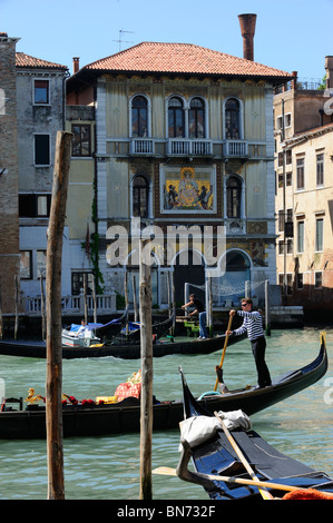 Gondeln Aufdrängend des Canale Grande in San Marco, Venedig Stockfoto