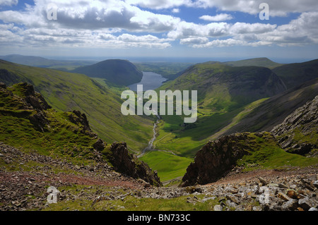 Ein Blick nach unten wenig Hell Gate über die Felder zu Wasdale Head aus großen Giebel im Lake District Stockfoto