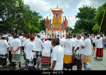 Balinesische Religion basiert auf Achtung und Verehrung Gottes und Vorfahren. Aufwendige Türme werden gebaut und Opfer dargebracht. Stockfoto