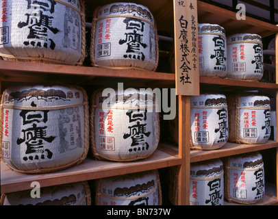 Sake-Fässer an Ise-Jingu Grand Shrine in Naiku, der am meisten verehrten Shinto-Schrein in Japan gespendet. ISE, Ise Halbinsel, Japan Stockfoto