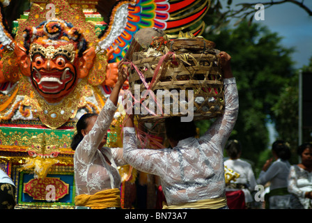 Balinesische Religion basiert auf Achtung und Verehrung Gottes und Vorfahren. Aufwendige Türme werden gebaut und Opfer dargebracht. Stockfoto