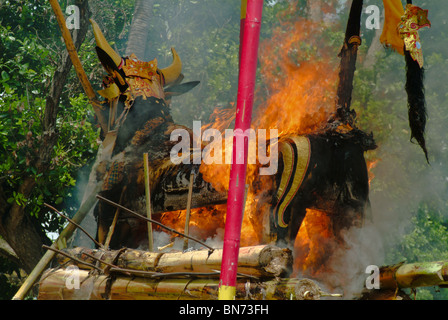 Balinesische Religion basiert auf Achtung und Verehrung Gottes und Vorfahren. Die Feuerbestattung-Ritual ist ein Ritual der Reinigung. Stockfoto