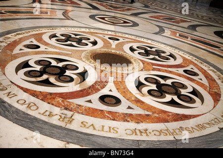 Innenseite Basilica di Santa Maria del Fiore (Duomo) in Florenz, Italien Stockfoto