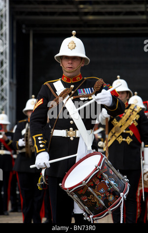 Hornist und Schlagzeuger der Band von HM Royal Marines Schottland am Armed Forces Day 2010 in Bangor County Down Northern Ireland Stockfoto