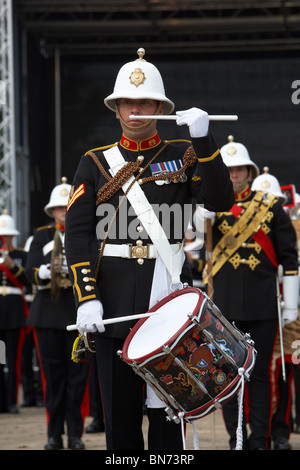 Hornist und Schlagzeuger der Band von HM Royal Marines Schottland am Armed Forces Day 2010 in Bangor County Down Northern Ireland Stockfoto