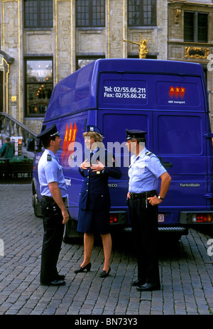 Menschen Polizistin Polizisten in Grand Place Stadt von Brüssel Region Brüssel-Hauptstadt, Belgien Europa Stockfoto