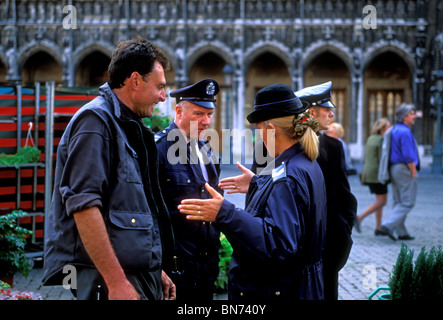 Belgier, belgischen Polizistin, Polizistin, belgische Polizisten, der Blumenmarkt, GrandPlace, der Grand Place, Brüssel, Region Brüssel-Hauptstadt, Belgien Stockfoto