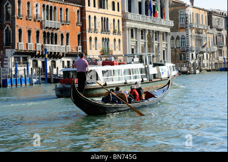 Eine Vaporetto überholen einer Gondel über den Canale Grande in Venedig Stockfoto