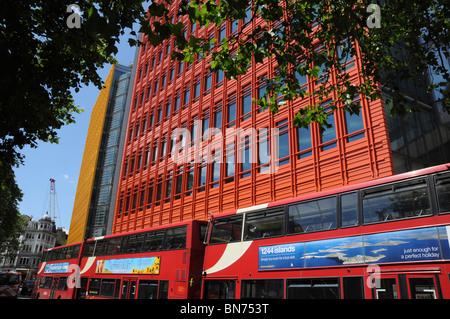 Helle, farbenfrohe Gebäude und Busse im Westend von London, England, UK Stockfoto
