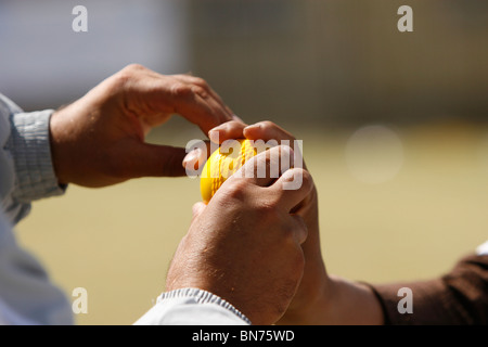 Kinder sind in Kabul Afghanistan Cricket spielen lernen Stockfoto