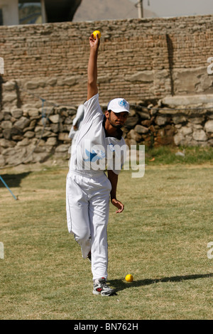 Kinder sind in Kabul Afghanistan Cricket spielen lernen Stockfoto