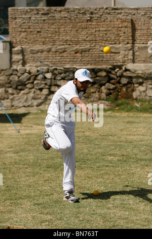 Kinder sind in Kabul Afghanistan Cricket spielen lernen Stockfoto