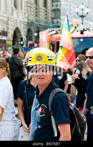 Ein Mitglied der Londoner Feuerwehr bei Pride London feiern.  Foto von Gordon Scammell Stockfoto