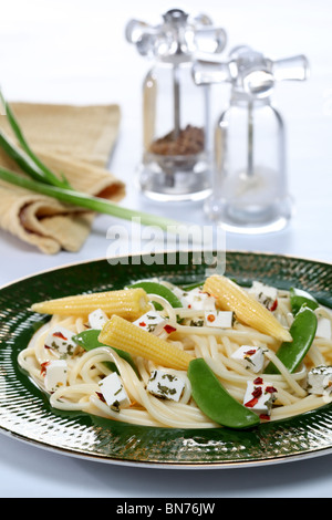 Makkaroni la Pasta bunt bunt gefärbt Farbe multicolor Farbe Farben Rohkost Panne Vollkorn gemischte Gemüsemix shap Stockfoto
