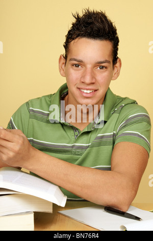 Junger spanischer Student Studium zu Hause Stockfoto