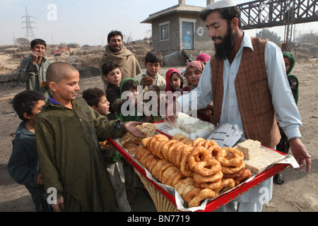 Pakistanische Kinder Süßigkeiten zu kaufen Stockfoto