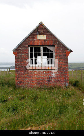 Telefonzentrale Gebäude verfallen. Winkel, Pembrokeshire, Westwales Stockfoto