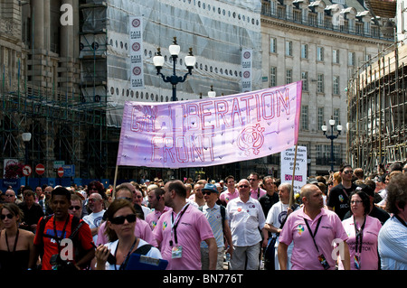 Ein Gay Liberation Front Fahne an der Pride London Feier in London. Stockfoto