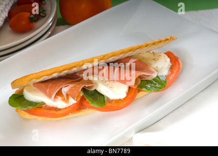 Panini-Sandwich mit frischen Caprese und Parma Schinken Stockfoto